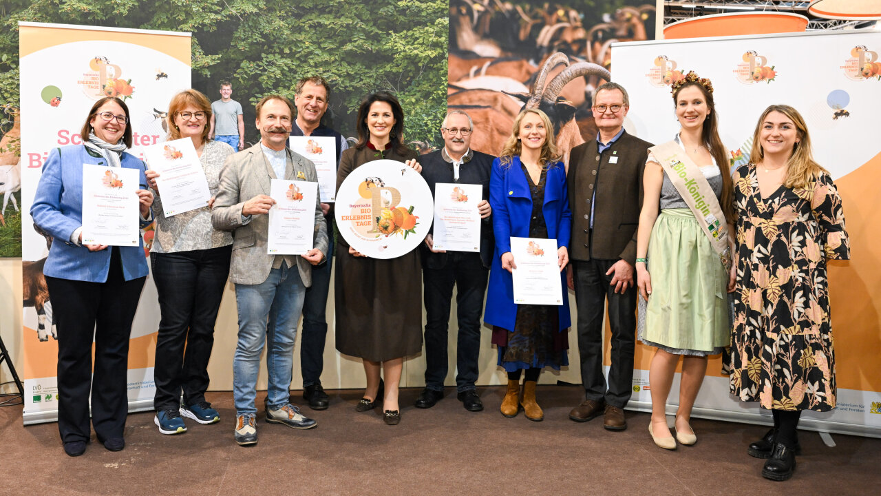 Gruppenbild mit Ministerin Michaela Kaniber und den Gewinnern der Bio-Erlebnistagen.