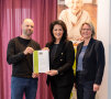 Gruppenbild mit Staatsministerin Kaniber bei Urkundenverleihung Coaching Seniorenverpflegung/Residenzia München