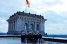 Personen auf Dachterrasse des Reichstags