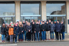 Gruppenbild der Teilnehmer vor Empfangshalle des Flughafens Tempelhof 