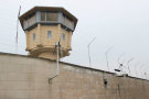 Turm hinter Gefängnismauer