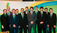 Eine Frau und zehn junge Männer mit Anzug und Krawatte