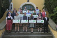 Personengruppe auf Außentreppe eines Gebäudes