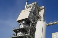 Turm mit Außentreppen eines Industriegebäudes