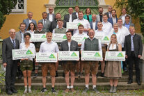 Personengruppe vor einem Gebäude