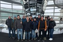 Personengruppe innerhalb der Kuppel des Reichstags