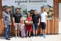 6 Personen stehen nebeneinander