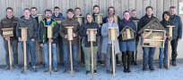 Studierende halten Insektenhotels