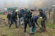 Männer bearbeiten Boden mit Schaufeln und Spaten