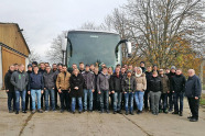 Gruppenbild der Teilnehmer vor Reisebus