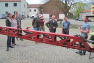 Mehrere Personen auf Hof