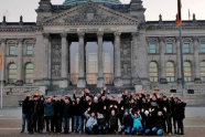 Studierende vor Reichtagsgebäude in der Dämmerung