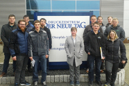 Gruppenbild der Studierenden vor Druckzentrum "Neuer Tag"