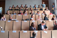 Mehrere Personen in Lehrsaal